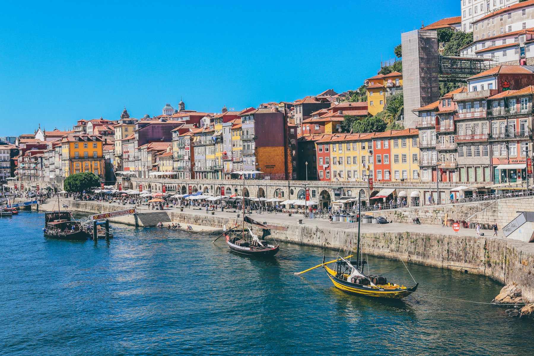 Vista da Ribeira do Porto, às margens do rio Douro
